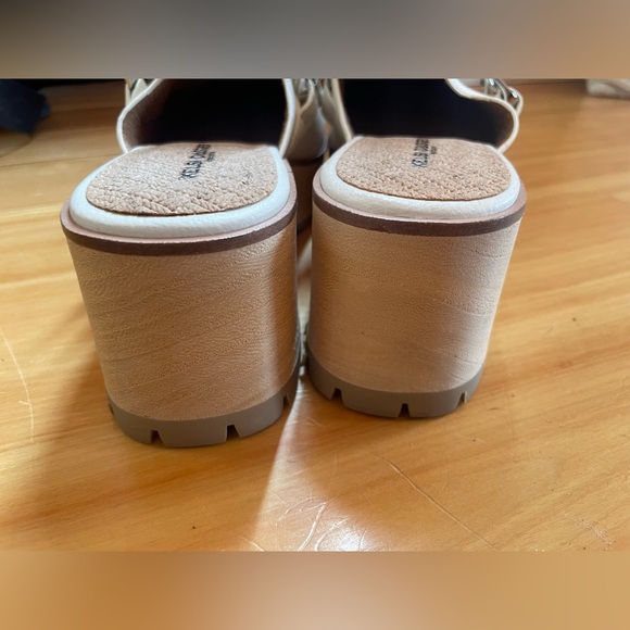 Kelsi Dagger Women's White Slip-On Mules with Chain Detail - Picture 8 of 10